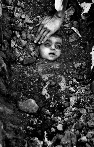 bhopal gas tragedy photo by raghu rai