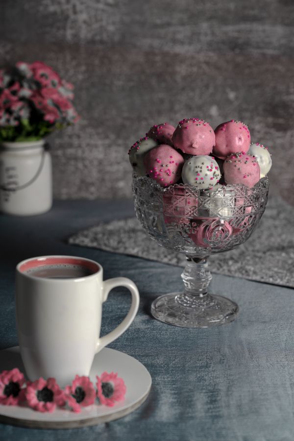 crunch with coffe and pretty-pink-cake-pops-mohammed mushin kannur creativehut