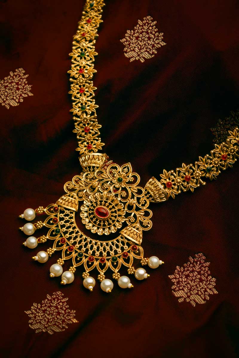 Golden long chain with pearls